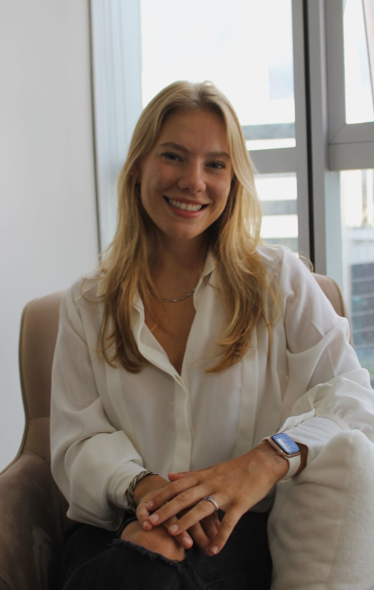 Retrato de Jennifer Patrícia Kuhn Lago sentada no consultório